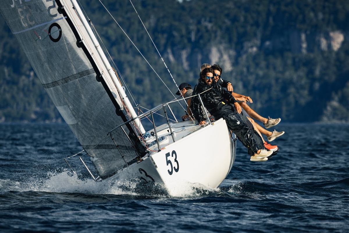 Tripulación a la banda con el barco escorado