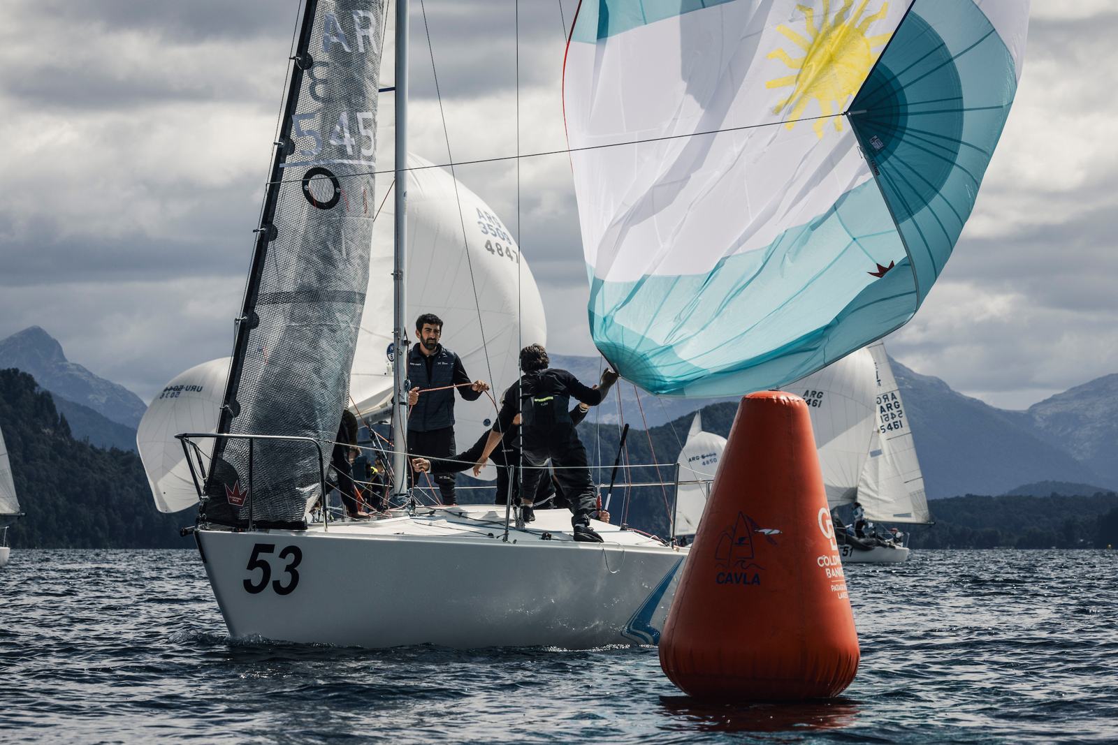 El Tata rodeando la boya con el spinnaker argentino