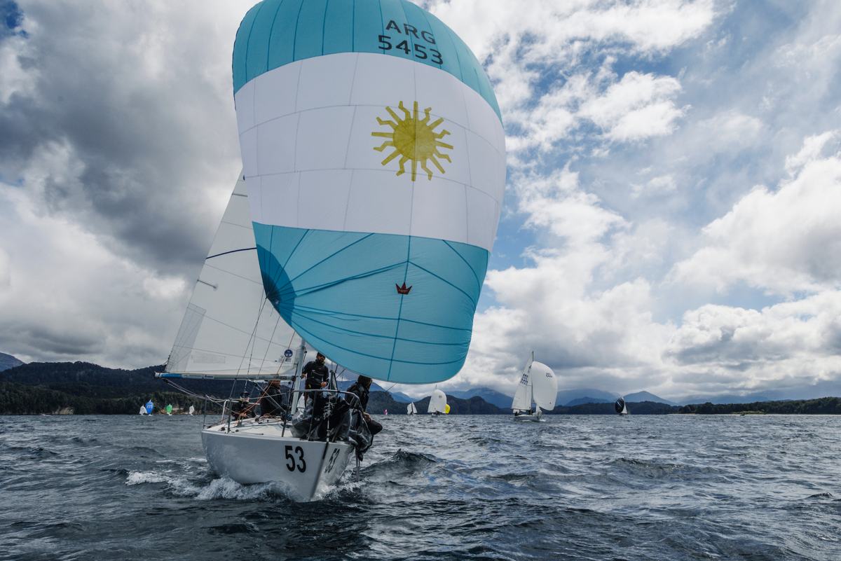 Proa del Tata con el spinnaker izado
