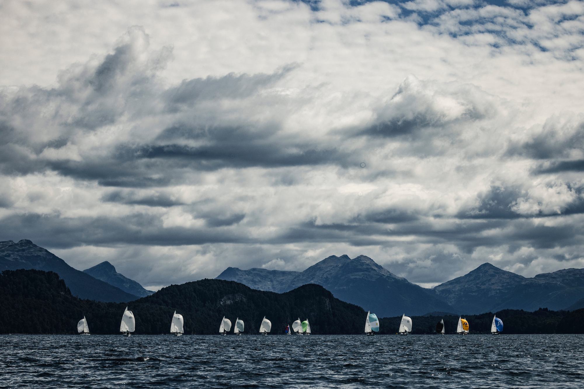 La flota J/24 bajo nubes de tormenta en el lago Nahuel Huapi